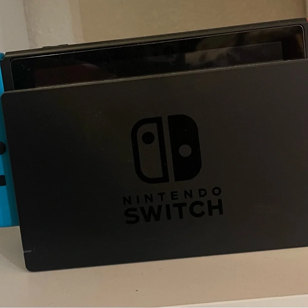 Nintendo Switch - Picture 4 of 4